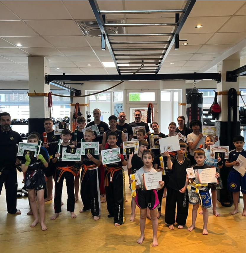 WKU Prüfung Gruppenfoto mit Urkunden