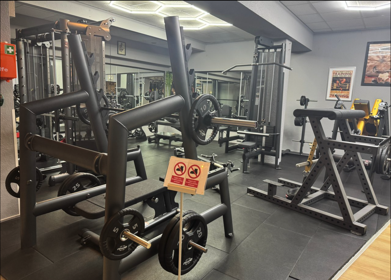 Fitnessbereich mit modernen Geräten