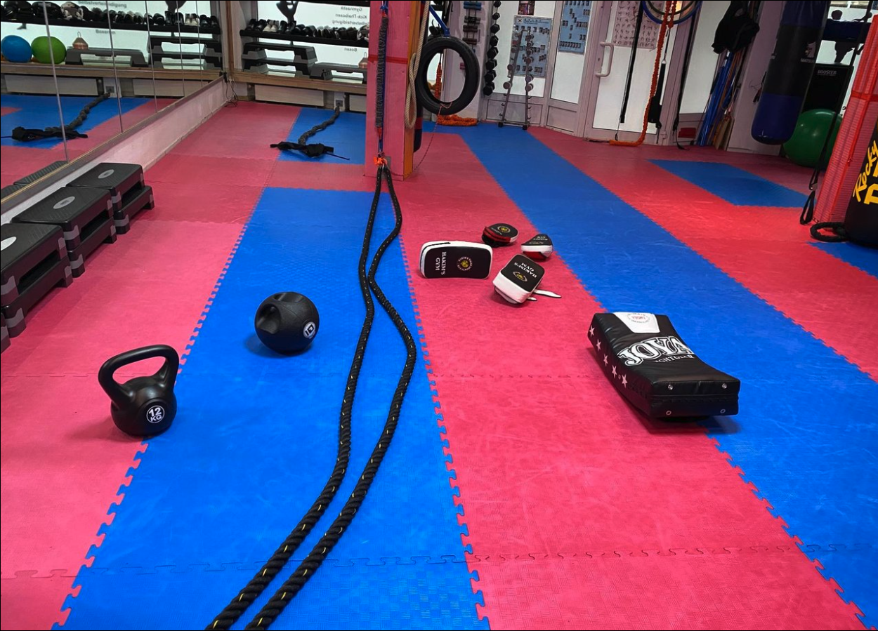 Trainingsfläche mit Battle Ropes und Kettlebells