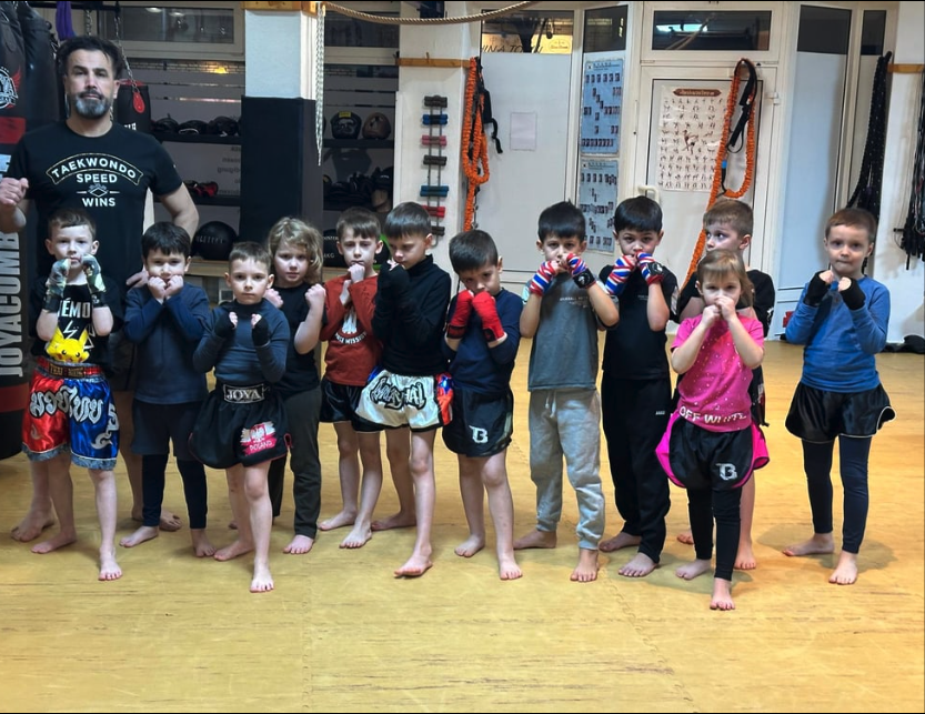 Kinder 5-6 Jahre in Kampfpose