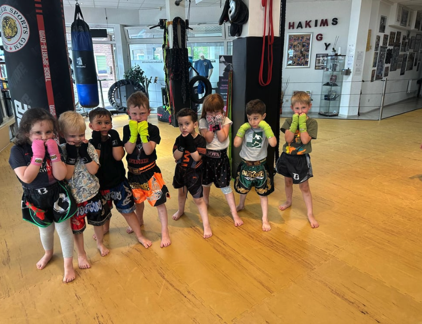 Kids Kickboxen dynamische Pose
