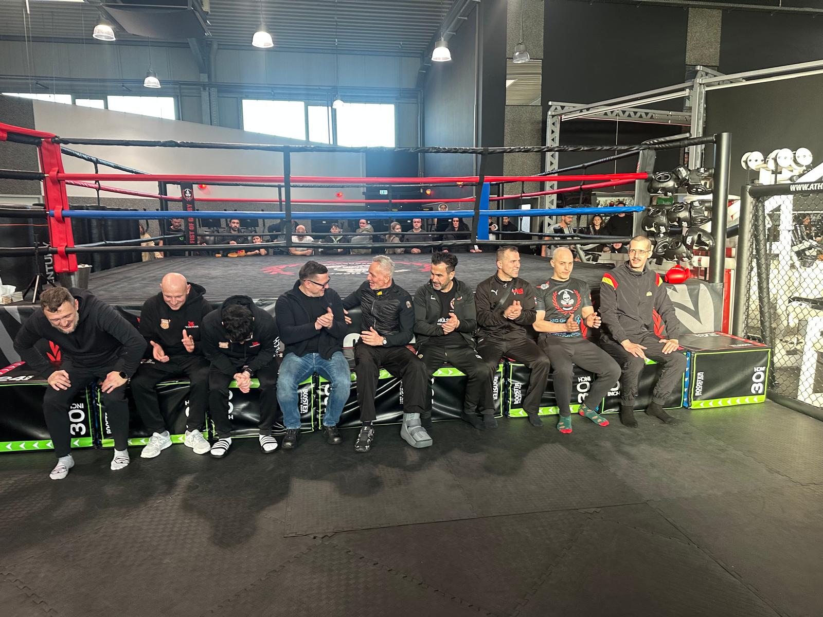 Trainer im Gespräch beim Sparringstreff